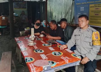 AIPTU Alexander dan AIPTU Welinton Nababan patroli Kampung Bebas dari Narkoba di Jalan Tanah Jawa