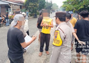 Personil Polsek Siantar Timur saat pengecekan di TKP