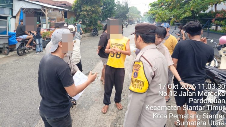 Personil Polsek Siantar Timur saat pengecekan di TKP