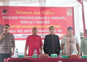 Anggota DPRD Medan Paul Mei Anton Simanjuntak, SH saat sosper produk hukum Pemko Medan Perda No 5 Tahun 2015 tentang Penanggulangan Kemiskinan. (Foto Ist)