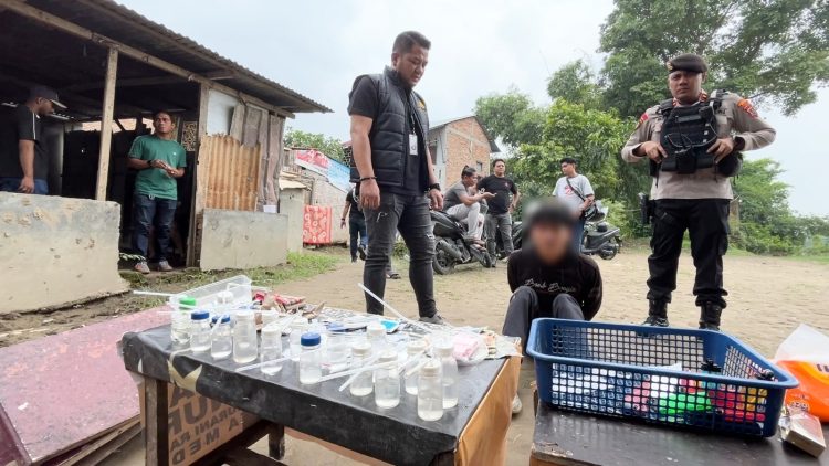 Terduga pelaku pengguna narkoba yang berhasil ditangkap dalam operasi gerebek sarang narkoba di Gang Pantai Medan Sunggal (Foto Ist)