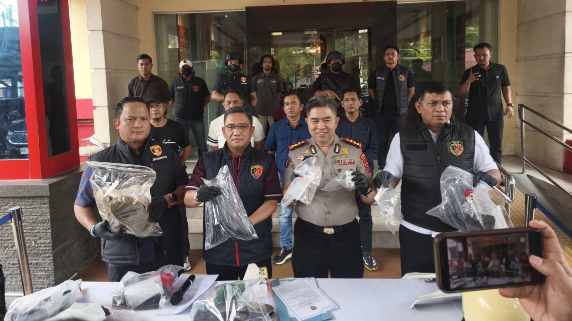 Dirreskrimum Polda Sumut Kombes Pol. Cornelis Mangarahon Simanjuntak dan jajaran saat paparan kasus pembunuhan Doni Pacek. (Foto Ist)