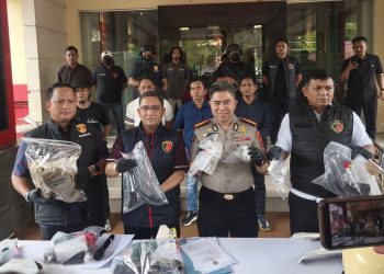 Dirreskrimum Polda Sumut Kombes Pol. Cornelis Mangarahon Simanjuntak dan jajaran saat paparan kasus pembunuhan Doni Pacek. (Foto Ist)