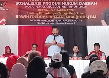 Anggota DPRD Kota Pematangsiantar Erwin Freddy Siahaan M. BA (Hons) BM saat Sosper di Jalan Resimen
