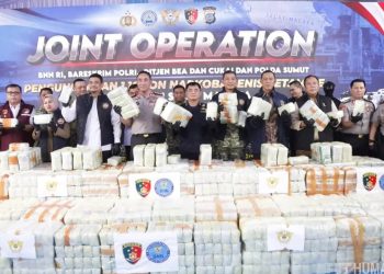 Kapolri Jenderal Polisi Suyudi Ario Seto
saat paparan kapal tanker MT Global 168 berbendera Mongolia membawa 1,16 ton ketamin di Dermaga Pelabuhan Bandar Deli Belawan, Medan (Foto Ist)