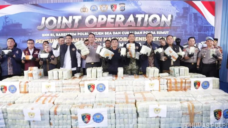 Kapolri Jenderal Polisi Suyudi Ario Seto
saat paparan kapal tanker MT Global 168 berbendera Mongolia membawa 1,16 ton ketamin di Dermaga Pelabuhan Bandar Deli Belawan, Medan (Foto Ist)