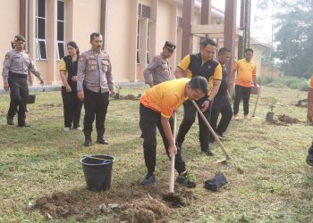 Kapolres Simalungun AKBP Dr. Hendri Nupia Dinka Barus, S.H., S.I.K., M.M pimpin menanam 30 batang pohon mangga dan durian