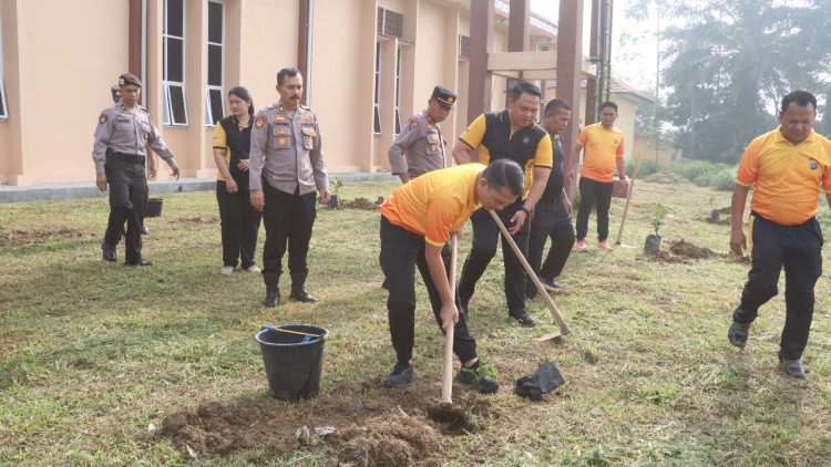 Kapolres Simalungun AKBP Dr. Hendri Nupia Dinka Barus, S.H., S.I.K., M.M pimpin menanam 30 batang pohon mangga dan durian
