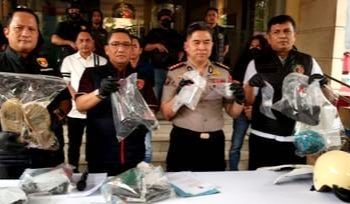 Dirkrimum Polda Sumut, Kombes Cornelius Mangarahon Simanjuntak dan Kabid Humas Kombes Pol. Dr. Ferry Walintukan saat paparan soal penembakan Doni Pacek. (Foto Ist)