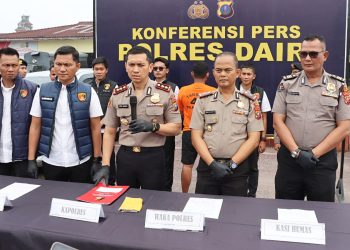 Kapolres Dairi AKBP Otniel Siahaan saat paparan penggelapan mobil rental dilakukan eks pensiunan TNI AU. (Foto Ist)
