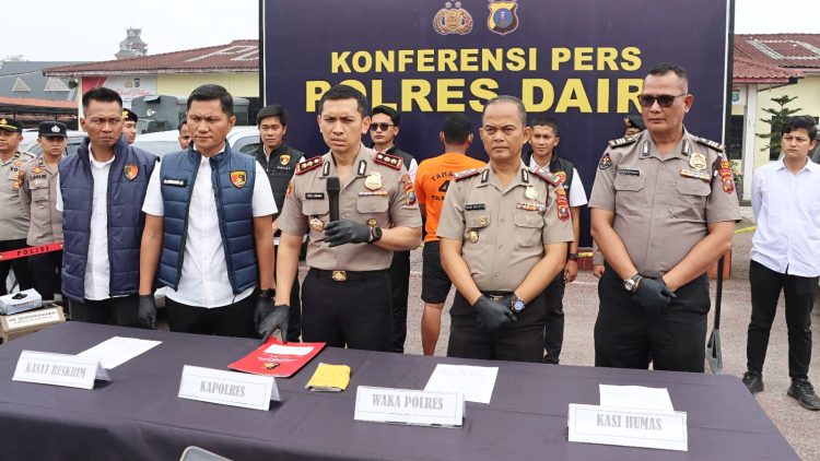 Kapolres Dairi AKBP Otniel Siahaan saat paparan penggelapan mobil rental dilakukan eks pensiunan TNI AU. (Foto Ist)