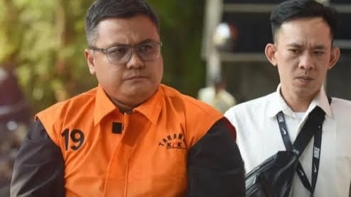 Eks Kepala Dinas Pekerjaan Umum dan Perumahan Rakyat (PUPR) Sumut, Topan Obaja Putra Ginting saat ditahan KPK. (Foto Ist)
