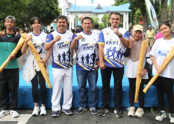 Ketua DPD KNPI Kota Pematangsiantar Arif Harahap SHI bersama Sekda saat serahkan hadiah lucky draw kepada peserta