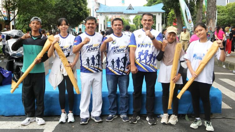 Ketua DPD KNPI Kota Pematangsiantar Arif Harahap SHI bersama Sekda saat serahkan hadiah lucky draw kepada peserta