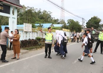 Kapolres Simalungun AKBP Dr. Hendri Nupia Dinka Barus, S.H., S.I.K., M.M saat Gatur lalin di Simpang Polseķ Panei Tongah