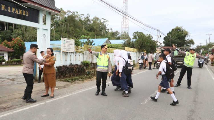 Kapolres Simalungun AKBP Dr. Hendri Nupia Dinka Barus, S.H., S.I.K., M.M saat Gatur lalin di Simpang Polseķ Panei Tongah
