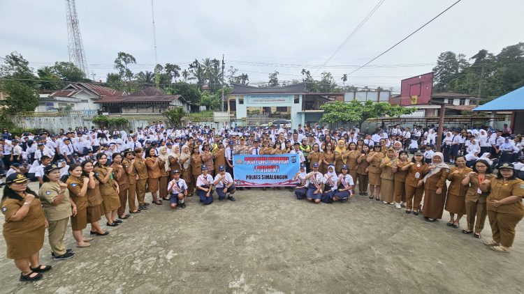 Kapolres Simalungun AKBP Dr. Hendri Nupia Dinka Barus, S.H., S.I.K., M.M melaksanakan kegiatan Polidik di SMP Negeri 1 Panei