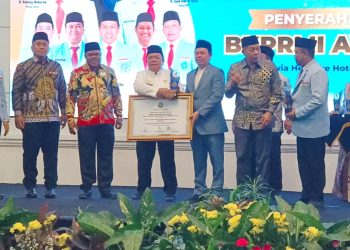 Wali Kota Pematangsiantar Wesly Silalahi SH MKn menerima BKPRMI Award sebagai Tokoh publik yang peduli dengan anak yatim dan pemuda masjid.