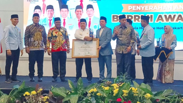 Wali Kota Pematangsiantar Wesly Silalahi SH MKn menerima BKPRMI Award sebagai Tokoh publik yang peduli dengan anak yatim dan pemuda masjid.