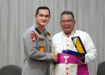 Kapolda Sumut Irjen Pol. Sonny Irawan - Uskup Agung Medan Mgr. Kornelius Sipayung, O.F.M. Cap. (Foto Ist)