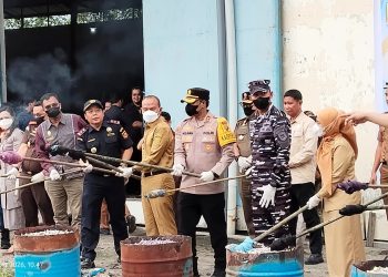 Kapolres Tanjungbalai, AKBP Welman Feri, S.I.K., M.I.K Hadiri Pemusnahan Ribuan Batang Rokok Ilegal dan Ballpress Senilai Ratusan Juta
