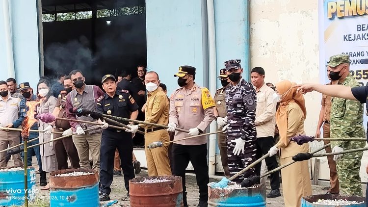 Kapolres Tanjungbalai, AKBP Welman Feri, S.I.K., M.I.K Hadiri Pemusnahan Ribuan Batang Rokok Ilegal dan Ballpress Senilai Ratusan Juta