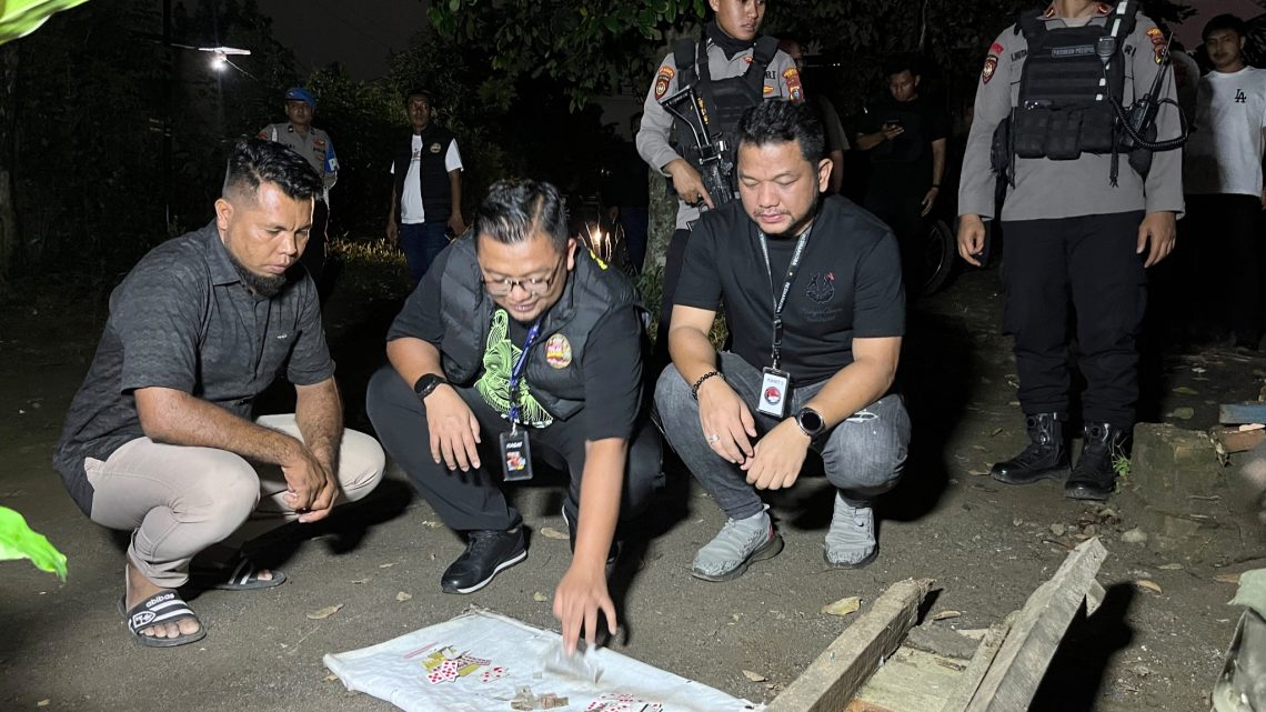 Polisi memeriksa Dusun 3 Selambo, Desa Amplas, Kecamatan Percut Sei Tuan (Foto Ist)