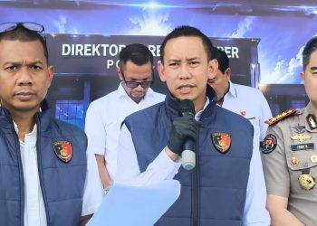 Direktur Reserse Siber Polda Sumut Kombes Pol Bayu Wicaksono, didampingi Kabid Humas Kombes Pol Ferry Walintukan saat paparan konten bermuatan pornografi melalui siaran langsung di platform TikTok. (Foto Ist)