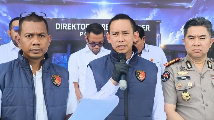 Direktur Reserse Siber Polda Sumut Kombes Pol Bayu Wicaksono, didampingi Kabid Humas Kombes Pol Ferry Walintukan saat paparan konten bermuatan pornografi melalui siaran langsung di platform TikTok. (Foto Ist)