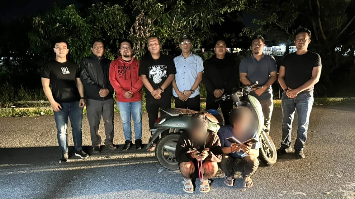 kedua pelaku diapit Kanit Jatanras IPDA B. Situngkir SH bersama Tim Opsnal