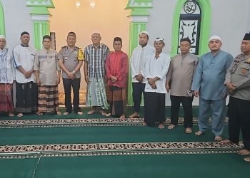 Kabag SDM Kompol M. Harahap bersama personil Sholat Subuh Keliling di Mesjid Baitul Abror