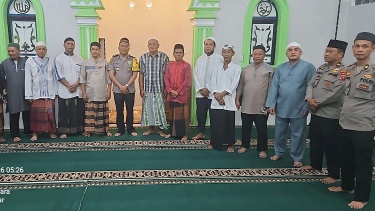 Kabag SDM Kompol M. Harahap bersama personil Sholat Subuh Keliling di Mesjid Baitul Abror