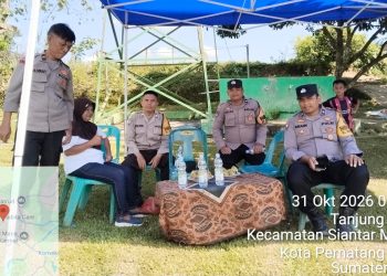 Kanit Binmas IPDA Nirwan Sirait didampingi Bhabinkamtibmas AIPTU Januar Butar-Butar, S.H, AIPDA Dedy Poltak Hamonangan Silalahi, SH dan AIPDA Fadlan Fahmi, SH menghadiri kegiatan festival sepak bola anak