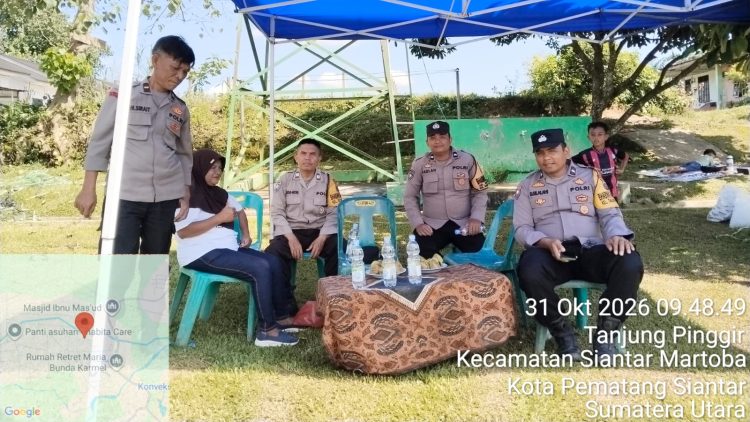 Kanit Binmas IPDA Nirwan Sirait didampingi Bhabinkamtibmas AIPTU Januar Butar-Butar, S.H, AIPDA Dedy Poltak Hamonangan Silalahi, SH dan AIPDA Fadlan Fahmi, SH menghadiri kegiatan festival sepak bola anak