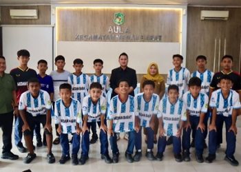 Ketua Komisi 1 DPRD Medan, Reza Pahlevi Lubis S Kom bersama para pelajar yang mengikuti turnamen sepak bola antar Kecamatan Piala Wali Kota Medan. (Foto Ist)