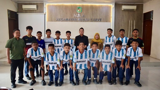 Ketua Komisi 1 DPRD Medan, Reza Pahlevi Lubis S Kom bersama para pelajar yang mengikuti turnamen sepak bola antar Kecamatan Piala Wali Kota Medan. (Foto Ist)
