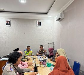 Kasat Lantas AKP Simon E. Simatupang S.H. M.H. CPHR didampingi personil saat ngopi Bareng Dengan Komunitas Majelis Taklim Silaturrahim Siantar Timur