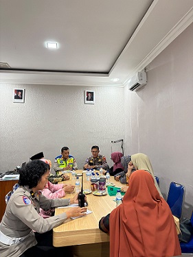 Kasat Lantas AKP Simon E. Simatupang S.H. M.H. CPHR didampingi personil saat ngopi Bareng Dengan Komunitas Majelis Taklim Silaturrahim Siantar Timur