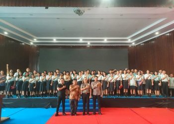 KBO Sat Samapta IPTU Pitra Jaya Surya Putra SH didampingi Kanit Intelkam Polsek Siantar Selatan IPDA Syaiful Bahri, S.H dan personil saat sosialisasi Program Paham AI Kepada di SMA Nommensen 