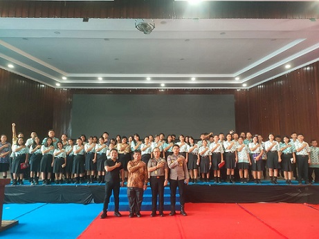 KBO Sat Samapta IPTU Pitra Jaya Surya Putra SH didampingi Kanit Intelkam Polsek Siantar Selatan IPDA Syaiful Bahri, S.H dan personil saat sosialisasi Program Paham AI Kepada di SMA Nommensen