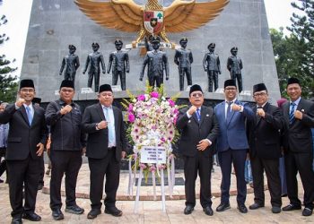 Wali Kota Pematangsiantar Wesly Silalahi SH MKn bersama Asisten Pemerintahan dan Kesejahteraan Rakyat Fidelis Edy Suranta Sembiring SSTP MSi, dan sejumlah pimpinan OPD Pemko Pematangsiantar saat photo di pelataran Tugu Letda Sujono