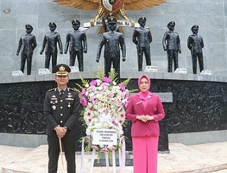 Kapolres Simalungun AKBP Dr. Hendri Nupia Dinka Barus, S.H., S.I.K., M.M Didampingi Ketua Bhayangkari Cabang Simalungun Ny. Rani Hendri Barus Hadiri Upacara Peringatan Hari Kesaktian Pancasila di Tugu Letda Sujono
