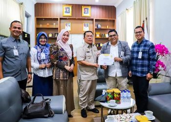 Wali Kota Pematangsiantar Wesly Silalahi SH MKn didampingi Kepala Bagian (Kabag) Perekonomian dan Sumber Daya Alam Sari Dewi Rizkiyani Damanik SSTP MSP menyambut silaturahmi Area Manager BSI Pematangsiantar dan jajaran.