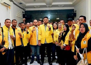 Ketua Golkar Medan M Rahmaddian Shah SH MH berfoto bersama pengurus usai rapat persiapan Musyawarah Daerah (Musda) Medan yang menetapkan Ketua Penyelenggara Musda El Barino Shah SH MH, Ketua Panitia Pengarah (Steering Committee/SC) M Sueb,dan Ketua Panitia Pelaksana (Organizing Committee/OC) Reza Pahlevi Lubis. (Foto Ist)