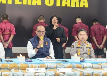 Dirresnarkoba Polda Sumut Kombes Pol Dr. Andy Arisandi, S.H., S.I.K., M.H didampingi Kabid Humas Kombes Pol Dr. Ferry Walintukan, S.I.K., S.H., M.H dalam konferensi pers