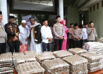 Kapolres Simalungun AKBP Dr. Hendri Nupia Dinka Barus, S.H., S.I.K., M.M menyerahkan bantuan sosial kepada 100 warga Asilum
