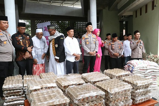 Kapolres Simalungun AKBP Dr. Hendri Nupia Dinka Barus, S.H., S.I.K., M.M menyerahkan bantuan sosial kepada 100 warga Asilum