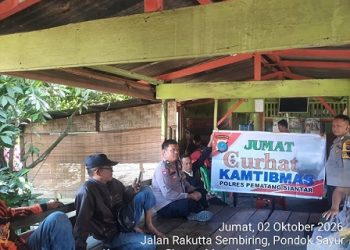 Piket Bhabinkamtibmas AIPTU Sabam Ambarita, AIPDA Nurdiansyah dan BRIPKA Sunandar melaksanakan kegiatan Jumat Curhat Kamtibmas kepada warga Kelurahan Pondok Sayur