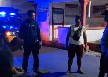Piket Bhabinkamtibmas AIPTU Eko Silalahi dan AIPTU Herry Tarigan melaksanakan SALING (Sapa Siskamling) di Pos Kamling Merah Putih