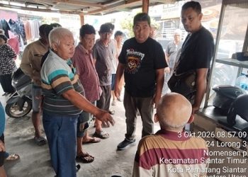 Kanit Reskrim IPDA Indrawan S.Sos bersama personil respon cepat mengamankan seorang pria diduga mencuri di Jalan Perwira